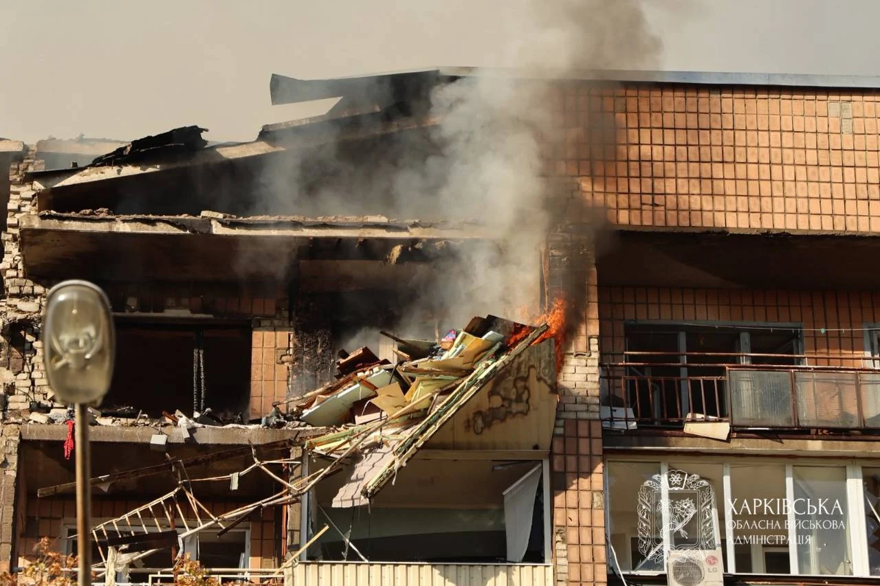 Удар російського дрону по багатоповерховій будівлі в Харкові: пошкодження та кількість постраждалих 14 Удар російського дрону по багатоповерховій будівлі в Харкові: пошкодження та кількість постраждалих 13