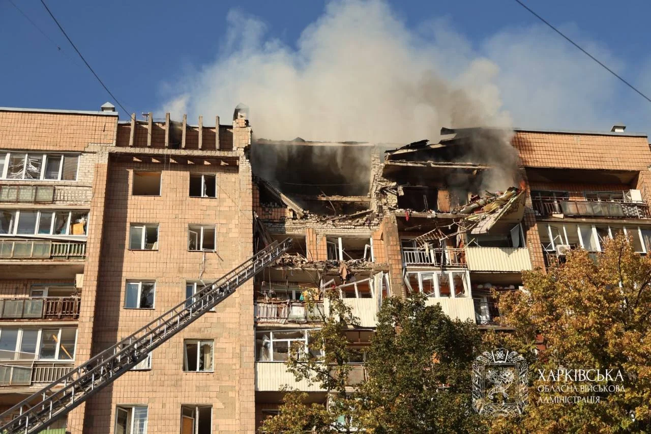 Удар російського дрону по багатоповерховій будівлі в Харкові: пошкодження та кількість постраждалих 12 Удар російського дрону по багатоповерховій будівлі в Харкові: пошкодження та кількість постраждалих 11