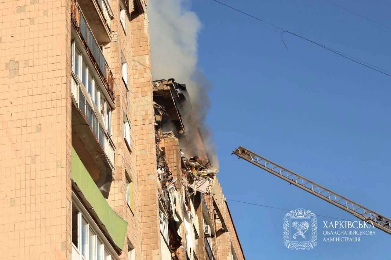 Удар російського дрону по багатоповерховій будівлі в Харкові: пошкодження та кількість постраждалих 10 Удар російського дрону по багатоповерховій будівлі в Харкові: пошкодження та кількість постраждалих 9