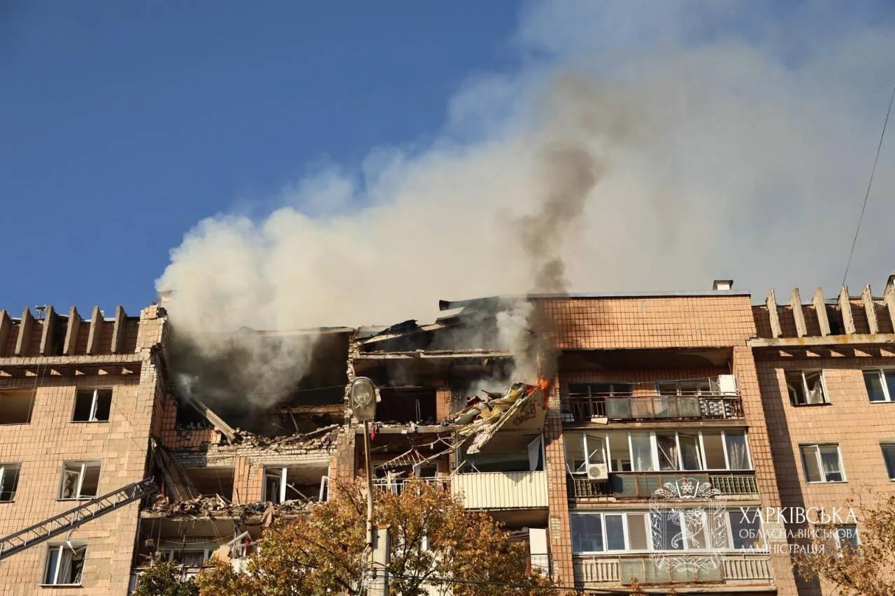 Удар російського дрону по багатоповерховій будівлі в Харкові: пошкодження та кількість постраждалих 11