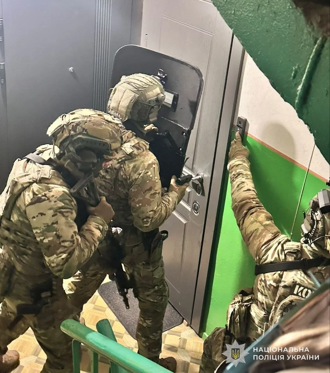 КОРД провели рейд у трьох стриптиз-клубах Львова: шахраї викрали з карток клієнтів понад 3,1 млн грн 13