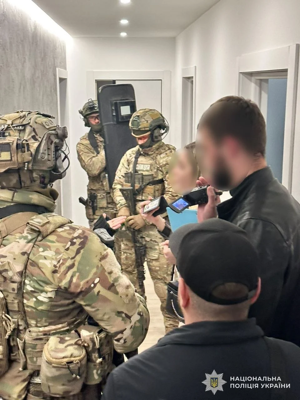 КОРД провели рейд у трьох стриптиз-клубах Львова: шахраї викрали з карток клієнтів понад 3,1 млн грн 7