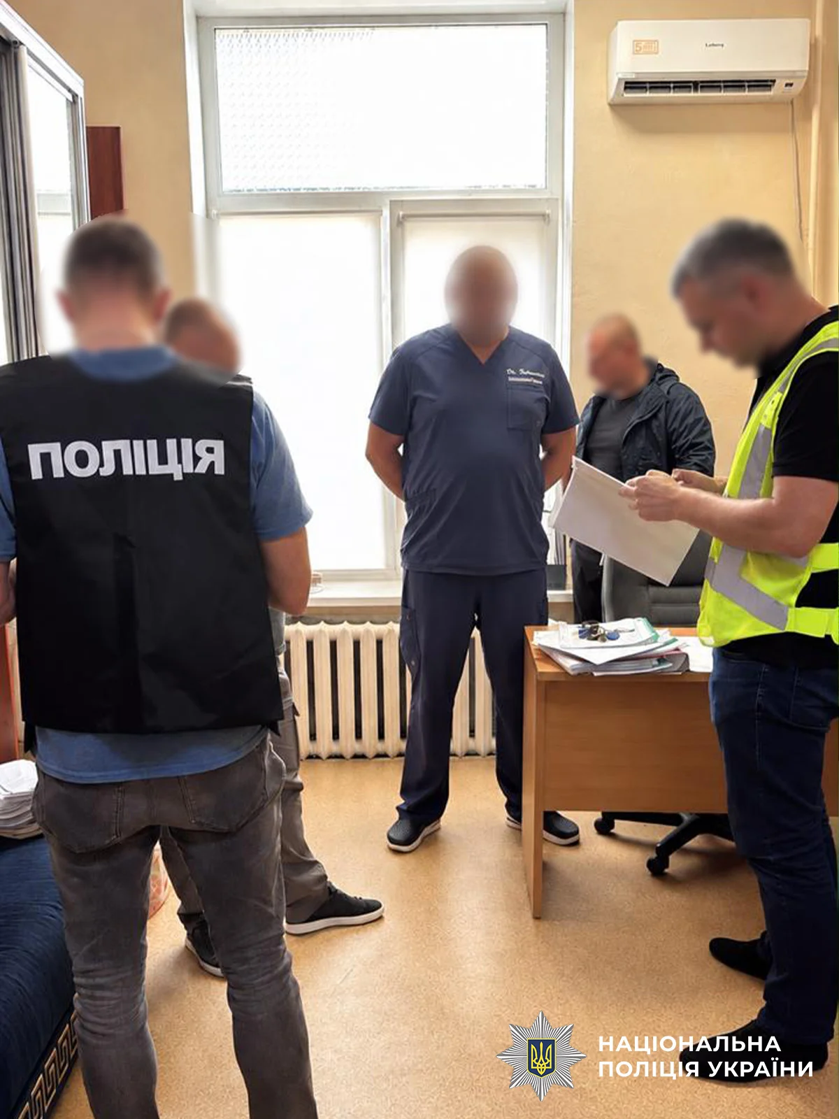 Плати 1000 грн за операцію або втратиш бронь: у Києві викрили схему поборів у лікарні 19 Плати 1000 грн за операцію або втратиш бронь: у Києві викрили схему поборів у лікарні 18