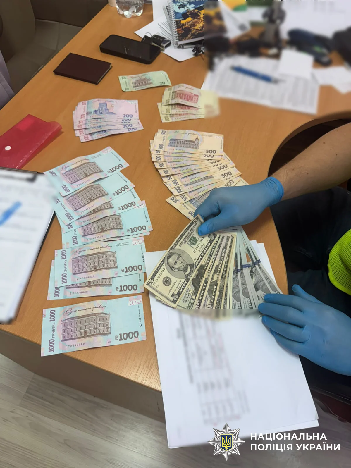 Плати 1000 грн за операцію або втратиш бронь: у Києві викрили схему поборів у лікарні 17 Плати 1000 грн за операцію або втратиш бронь: у Києві викрили схему поборів у лікарні 16