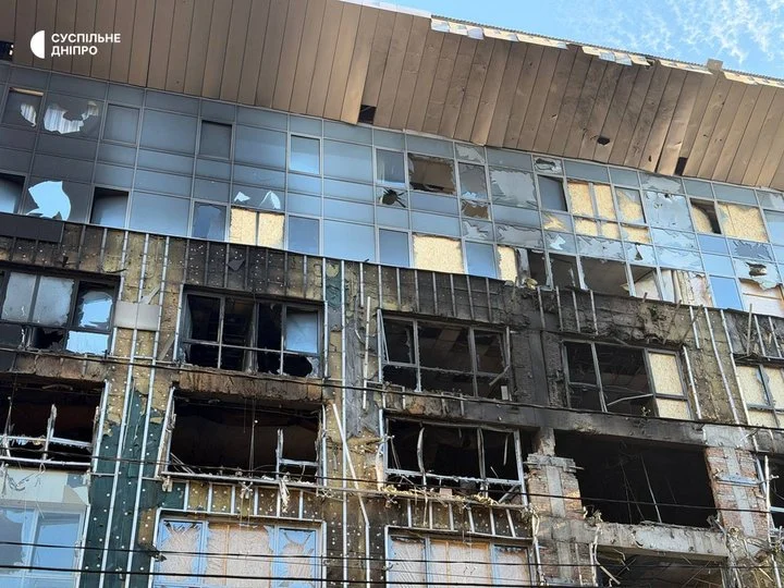 Російські безпілотники знову атакували бізнес‑центр у центрі Дніпра 6 Російські безпілотники знову атакували бізнес‑центр у центрі Дніпра 5