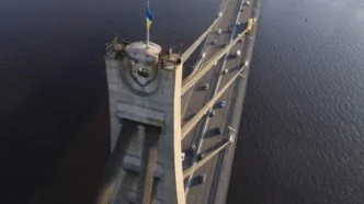Російські дрони пошкодили Північний міст у Києві: транспорт зупинено 317