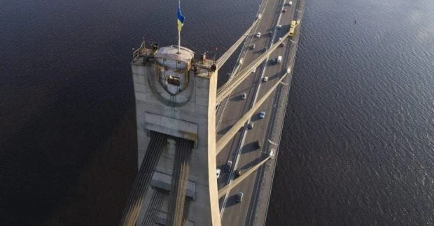 Російські дрони пошкодили Північний міст у Києві: транспорт зупинено 45