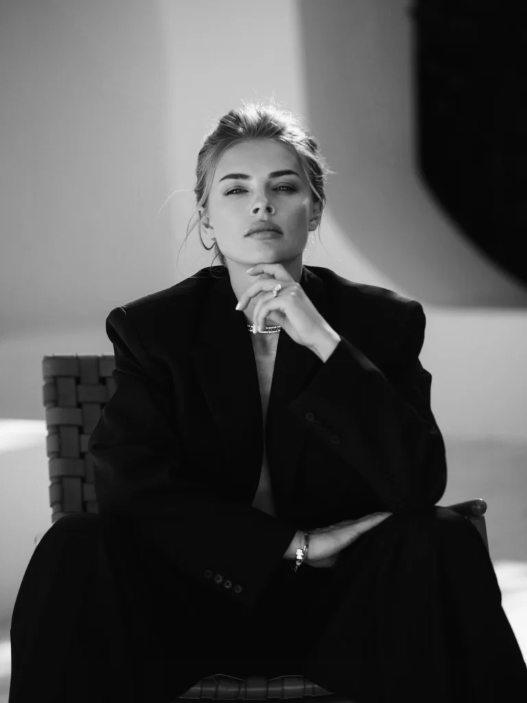 Дружина Зінченка: відверта фотосесія в чорному костюмі на голе тіло 15