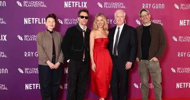 Скарлетт Йоганссон у червоній сукні‑бюстьє на прем’єрі «Ray Gunn» під час 70‑го Лондонського кінофестивалю 13