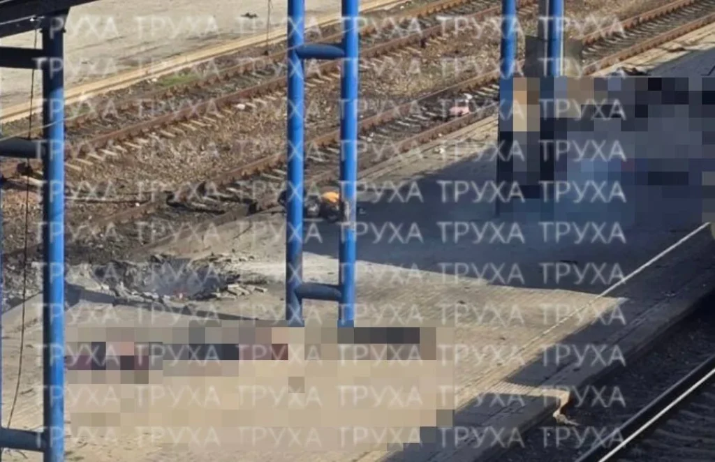 13 загиблих у Дніпрі: дрон влучив у цивільний електропоїзд 14 13 загиблих у Дніпрі: дрон влучив у цивільний електропоїзд 13