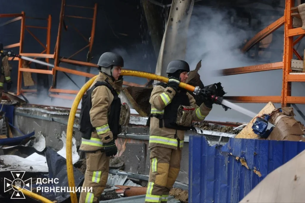 Російські удари по «Епіцентру» в Рівненській області: дані ДСНС про наслідки 11