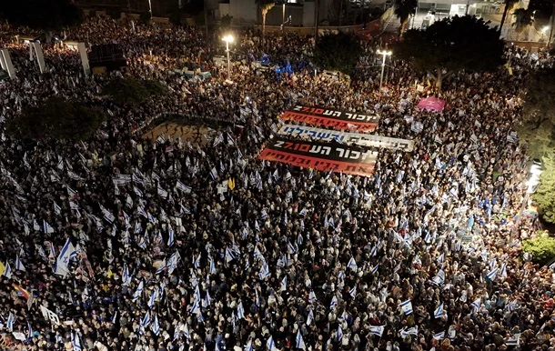 Тель‑Авів: тисячі протестували проти уряду Нетаньягу перед виборами 2026 рік 8 Тель‑Авів: тисячі протестували проти уряду Нетаньягу перед виборами 2026 рік 7